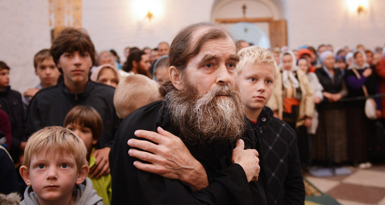 რიგი ზიარებაზე, ან ვინ დააწესა, რომ მამაკაცები  წინ უნდა გავატაროთ?    